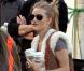 Rosie Huntington-Whiteley sur le tournage de Safe , dans le quartier de Chinatown, à New York, en octobre 2010.