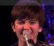 Greyson Chance, prodige de 13 ans, interprétait pour la première fois son premier single chez Ellen DeGeneres :  Waiting outside the lines .