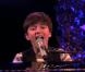 Greyson Chance, prodige de 13 ans, interprétait pour la première fois son premier single chez Ellen DeGeneres :  Waiting outside the lines .