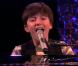 Greyson Chance, prodige de 13 ans, interprétait pour la première fois son premier single chez Ellen DeGeneres :  Waiting outside the lines .
