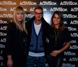 Tête d'affiche de la Paris Games Week avec GH : Warriors of Rock et DJ Hero 2, Activision a mis ses stars à contribution et en compétition : Carolyn de Magic Pop Hotel, M. Pokora et Karine Ferri ont montré leurs talents ! 