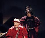 Michel Bouquet jouant dans la pièce Le Roi se meurt à Paris en 2004