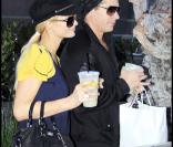 Paris Hilton fait quelques courses à Los Angeles, en compagnie de son petit ami Cy Waits et ses chiens, le 21 octobre 2010