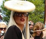 Lady Gaga porte des lunettes en accord avec son style extravagant.  