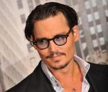 Johnny Depp met un point d'honneur à sa tenue avec de simples lunettes à monture noire.  