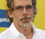 Ben Stiller opte pour un modèle classique faisant ressortir ses yeux verts.  