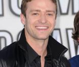 Avec ou sans lunettes le chanteur Justin Timberlake reste séduisant. 