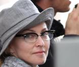 Madonna choisit une paire de lunettes adaptée à sa génération. <br />