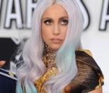 Lady Gaga n'a pas pour accessoire que ses seules lunettes.  