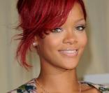 La chanteuse Rihanna ne perd rien de son charme avec un style moins imposant mais tout aussi charmant.  