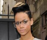 Rihanna se sert de lunettes pour parfaire son style vestimentaire.  