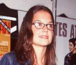 Avec un look passe partout, Katie Holmes opte pour des lunettes classiques.<br />