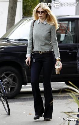 Claudia Schiffer et son allure so seventies met une claque à la tendance camel de la saison. Pour elle, l'automne est gris et s'il est associé à la bonne paire de jeans, c'est mieux ! Les accessoires sont parfaits : lunettes Chloé et sacoche D&amp;G.