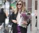 Avec son sac Mulberry argent, Fearne Cotton est aux anges. Une seule paire Converse, un tregging et un pull oversize suffisent à booster son look sobre mais qui fonctionne. 