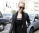 Kylie Minogue adopte le look motarde mais n'oublie jamais sa touche chic avec son sac Yves Saint Laurent Downtown.  