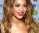 Beyoncé a choisi un rouge aux accent doncés pour illuminer son teint caramel. 
