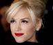 Gwen Stefani souligne sa bouche avait un vrai rouge carmin pour un effet glamour assuré. 