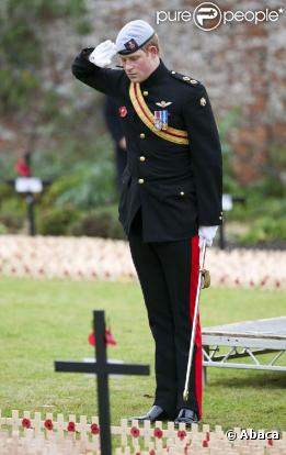 Le prince Harry inaugurait le 8 novembre 2010 un mémorial en hommage aux soldats britanniques tombés en Afghanistan, à Lydiard Park. Bouleversé en rendant hommage à un ami, il a en revanche éclaté de rire lorsque son klaxon a raté son effet !