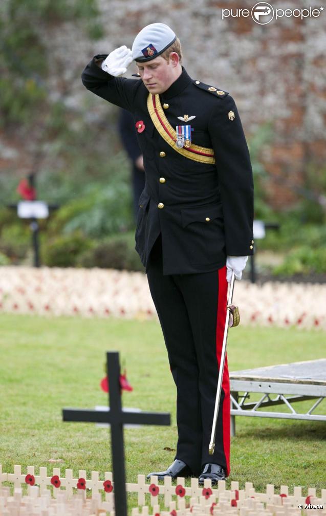 Le prince Harry inaugurait le 8 novembre 2010 un mémorial en hommage aux soldats britanniques tombés en Afghanistan, à Lydiard Park. Bouleversé en rendant hommage à un ami, il a en revanche éclaté de rire lorsque son klaxon a raté son effet !