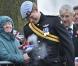 Le prince Harry inaugurait le 8 novembre 2010 un mémorial en hommage aux soldats britanniques tombés en Afghanistan, à Lydiard Park. Bouleversé en rendant hommage à un ami, il a en revanche éclaté de rire lorsque son klaxon a raté son effet !