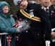 Le prince Harry inaugurait le 8 novembre 2010 un mémorial en hommage aux soldats britanniques tombés en Afghanistan, à Lydiard Park. Bouleversé en rendant hommage à un ami, il a en revanche éclaté de rire lorsque son klaxon a raté son effet !