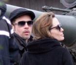 Angelina Jolie accompagnée de Brad Pitt sur le tournage de sa première réalisation à Esztergom près de Budapest en Hongrie, le 10 novembre 2010