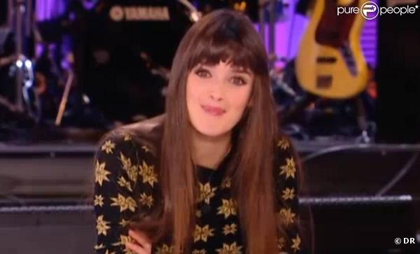Charlotte Le Bon a réussi à faire rire Jay Kay de Jamiroquai lors du  Grand Journal  de Canal+ du 15 novembre 2010, avec un étonnant numéro de karaoké.