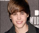 Dans une interview accordée au quotidien britannique  The Guardian , Justin Bieber parle des problèmes de drogue et d'alcool rencontrés par sa maman avant sa naissance.