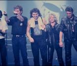 <p>Jean-Jacques Goldman, Johnny Hallyday, Véronique Sanson et Eddy Mitchell lors de la tournée des Enfoirés en 1989.</p>