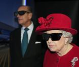 En visite à Sheffield avec son époux jeudi 18 novembre, la reine ELizabeth II a été acclamée pour le mariage à venir du prince William, et a donné virtuellement le coup d'envoi d'un gros chantier.