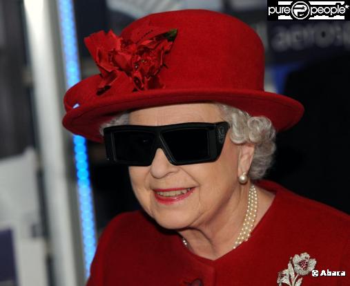 En visite à Sheffield avec son époux jeudi 18 novembre, la reine ELizabeth II a été acclamée pour le mariage à venir du prince William, et a donné virtuellement le coup d'envoi d'un gros chantier.