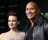 La belle Carla Gugino au bras de Dwayne Johnson lors de l'avant-première de  Faster , qui s'est tenue au Graumann's Chinese Theatre d'Hollywood, à Los Angeles, le 22 novembre 2010.
