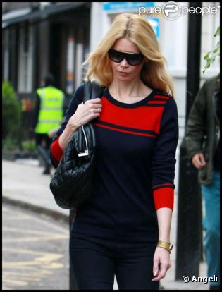 Claudia Schiffer à la sortie d'école de ses enfants, à Londres le 23 novembre 2010.