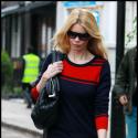 Claudia Schiffer : Elle confond encore les rues de Londres avec un podium !
