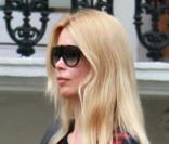 Claudia Schiffer à la sortie d'école de ses enfants, à Londres le 23 novembre 2010.