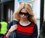 Claudia Schiffer à la sortie d'école de ses enfants, à Londres le 23 novembre 2010.