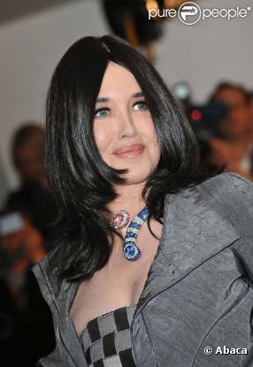 Isabelle Adjani, marraine de la vente aux enchères organisée par Ni Putes Ni Soumises, au Palais de Tokyo, à Paris, le 25 novembre 2010