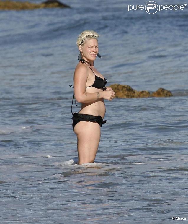 Pink enceinte au bord de la mer à Los Angeles, le 14 novembre 2010