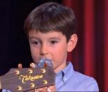 Dorothée est l\'invitée de l\'émission <em>Dans l\'univers de... </em>diffusée le mercredi 1er décembre. Au cours de l\'émission, son filleul lui a réservé une surprise qui l\'émeut énormément.