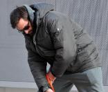 Hugh Jackman collé-serré avec son bulldog français à New York, le 2 décembre 2010.