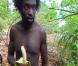 Partis en balade pour chercher à manger, Kule et Claude tombent sur 16 bananes. Mais ils n'en ramèneront aucune à leurs camarades... 