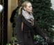 Blake Lively en dégradé de marrons enveloppée dans un long manteau, pashmina et parfaite avec ses bottes plates.  