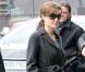 Quand Angelina Jolie joue la dame à Paris et choisit un joli dégradé de gris. 
