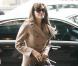 Angelina Jolie encore une fois parfaite et élégante dans on manteau camel. On salue la touche chic avec le sac 1973 de la maison Gucci 