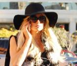 Paris Hilton essaie une nouvelle voiture de marque Rolls-Royce, à Los Angeles, lundi 6 décembre.