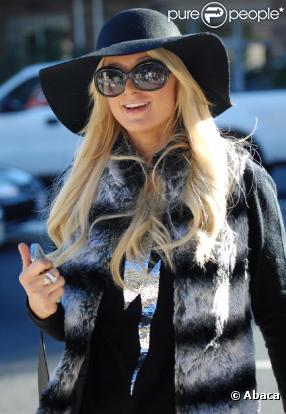 Paris Hilton essaie une nouvelle voiture de marque Rolls-Royce, à Los Angeles, lundi 6 décembre.