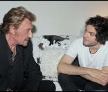 Johnny Hallyday auprès de Mathieu Chedid après son concert à L'Olympia, le 27 mai 2010