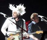 Johnny Hallyday rejoint Matthieu Chedid sur scène à Montpellier, le 3 décembre 2010