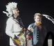 Johnny Hallyday rejoint Matthieu Chedid sur scène à Montpellier, le 3 décembre 2010