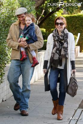  Alyson Hannigan et son mari Alexis Denisof promènent leur fille Satyana à West Hollywood en novembre 2010 